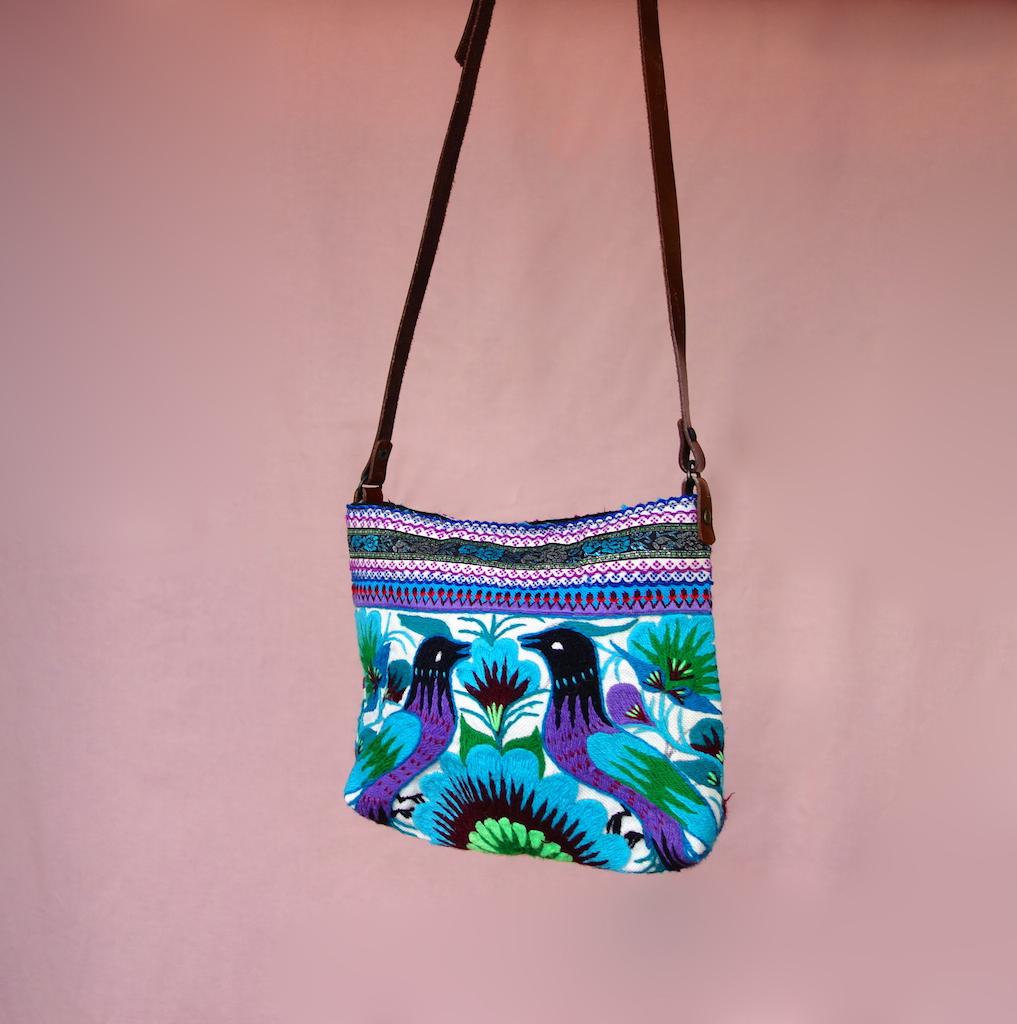 Sac jungle bleue roulotte longue anse cuir brodé main oiseaux bleus boheme