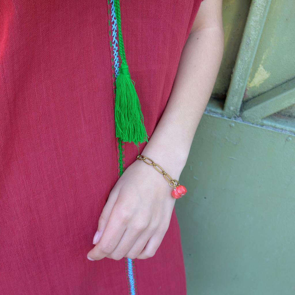 Bracelet gourmette Pondichery laiton vieil or porté fleur de corail esprit vintage