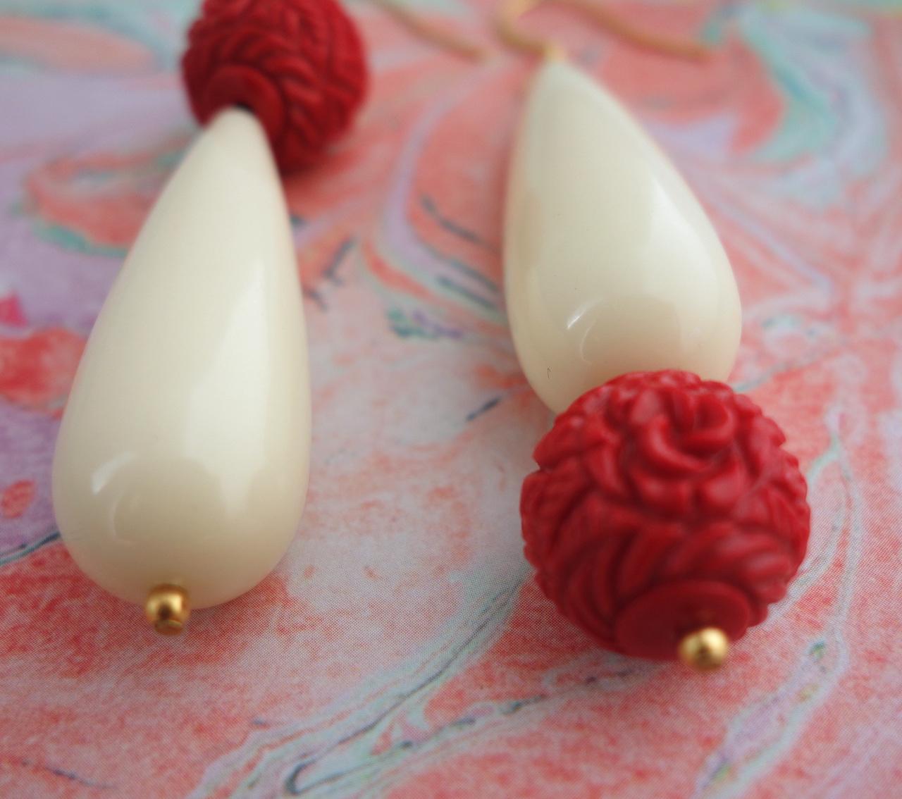 boucles-garance-roulotte boucles-oreilles-garance-roulotte-printanieres-dore-or-fin-perles-fantaisies-ivoire-corail-esprit-vintage-detail