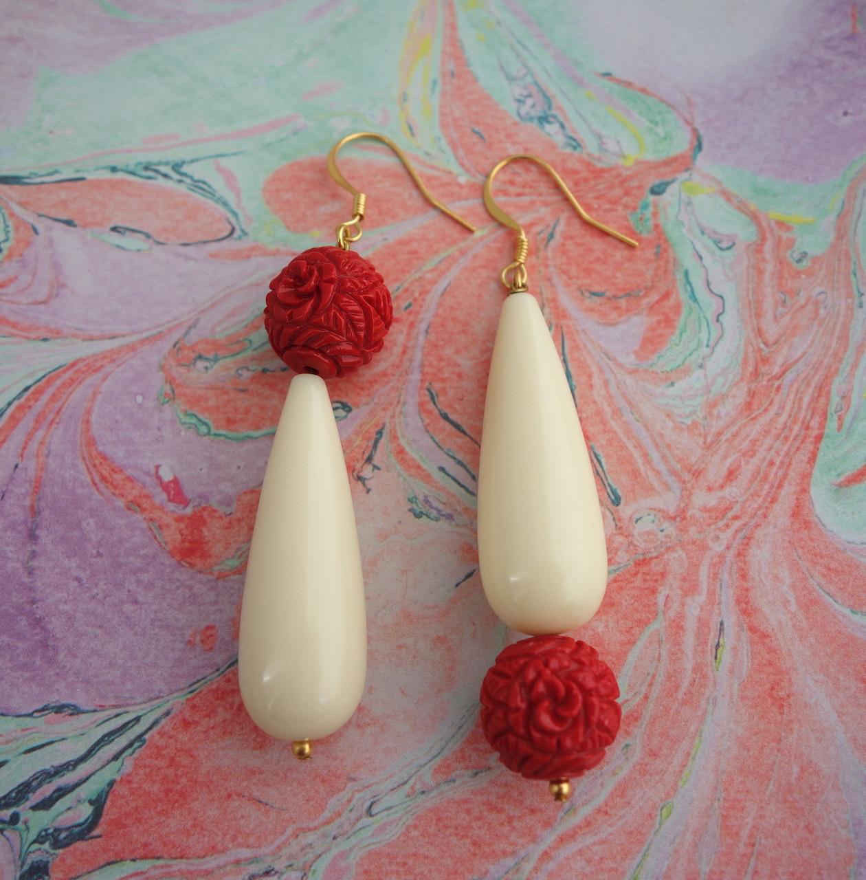 boucles-oreilles-garance boucles-oreilles-garance-roulotte-printanieres-dore-or-fin-perles-fantaisies-ivoire-corail-esprit-vintage.