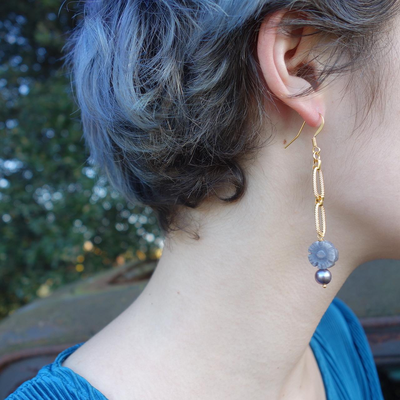 boucles-oreilles-majorelle-roulotte-pierres-perles-eau-douce-fleur-bleu-dore-or-fin-vintage-style-mannequin 