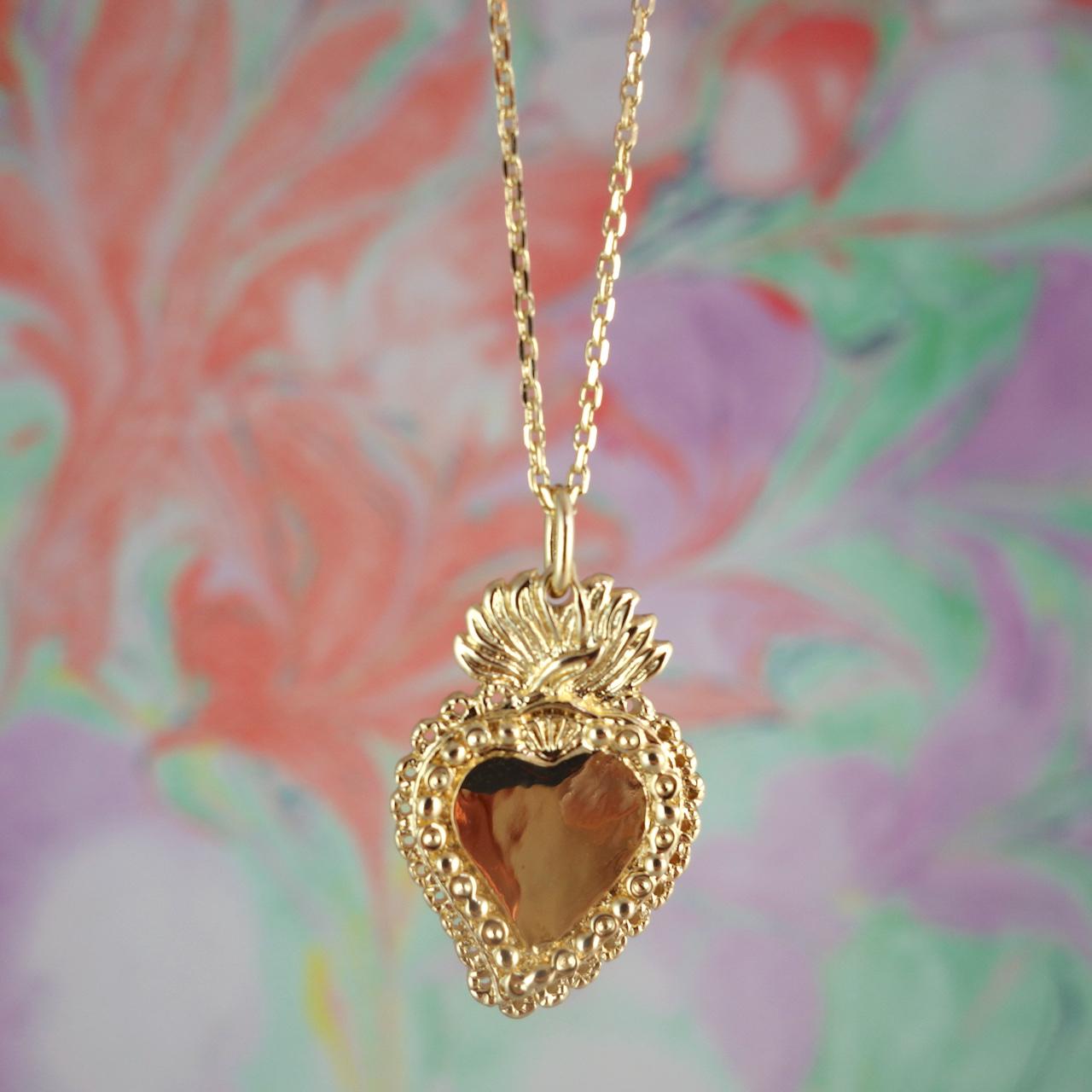 collier-aimee-roulotte-coeur-exvoto-passion-grigri-talisman-amour-romance-plaque-or-photo-macro.
