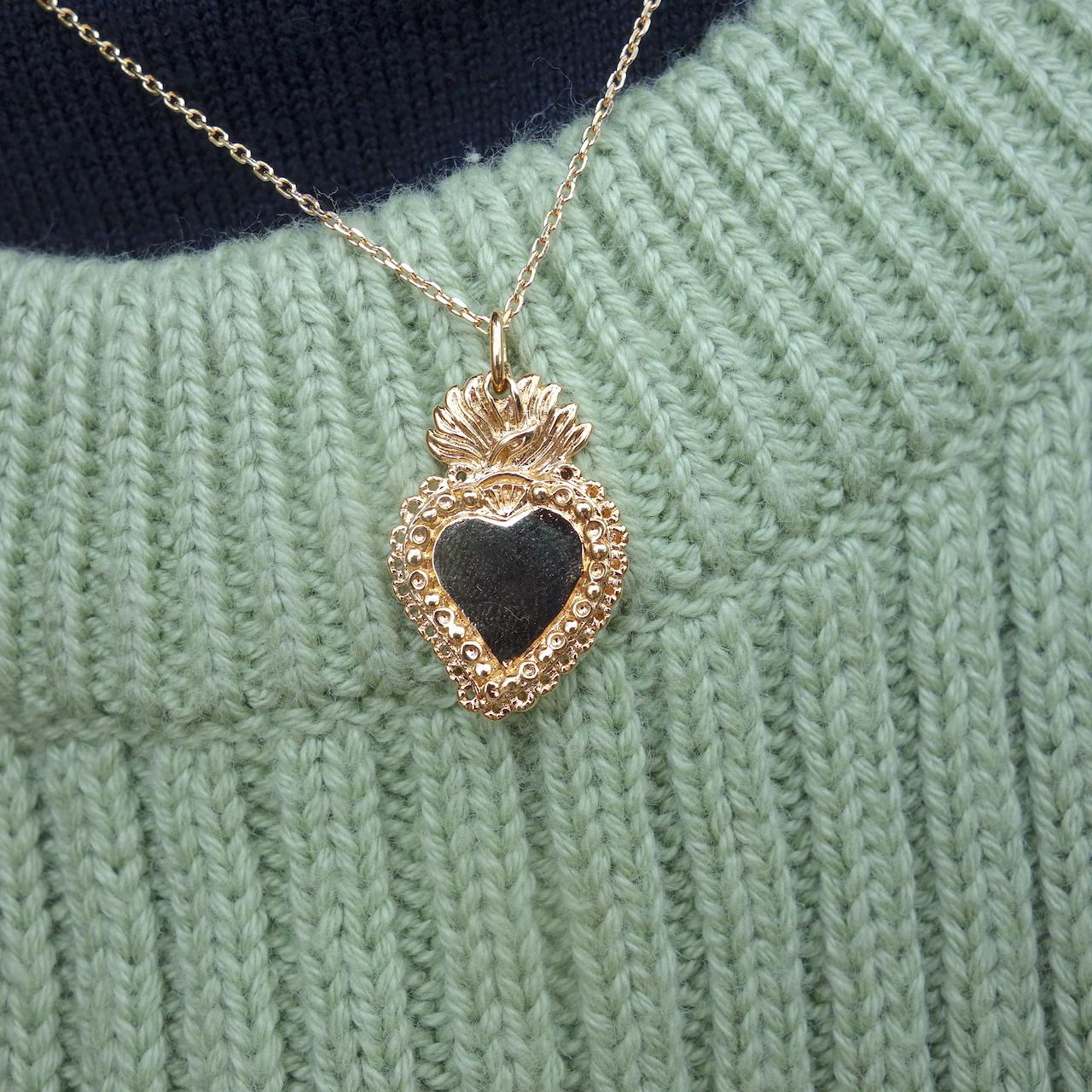 collier-aimee-roulotte-coeur-ex-voto-passion-grigri-talisman-amour-romance-plaque-or-photo-mannequin-gros-plan