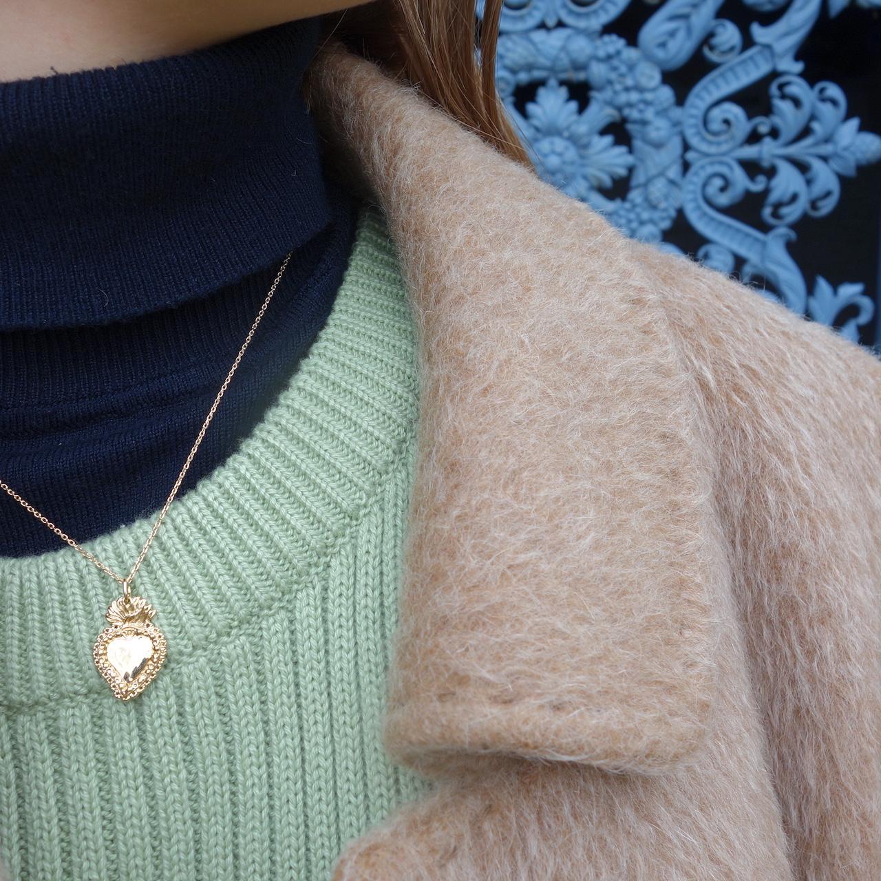 collier-aimee-roulotte-coeur-ex-voto-passion-grigri-talisman-amour-romance-plaque-or-photo-mannequin