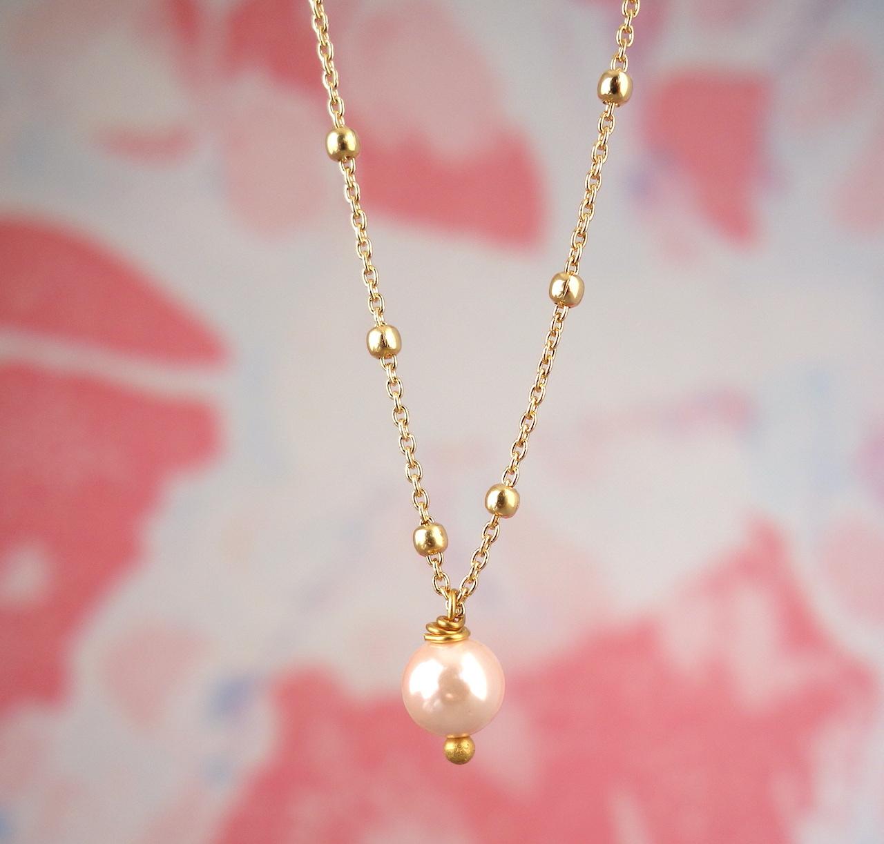 collier-esther-roulotte-plaque-or-chaine-rosaire-perle-eau-douce-rose-detail