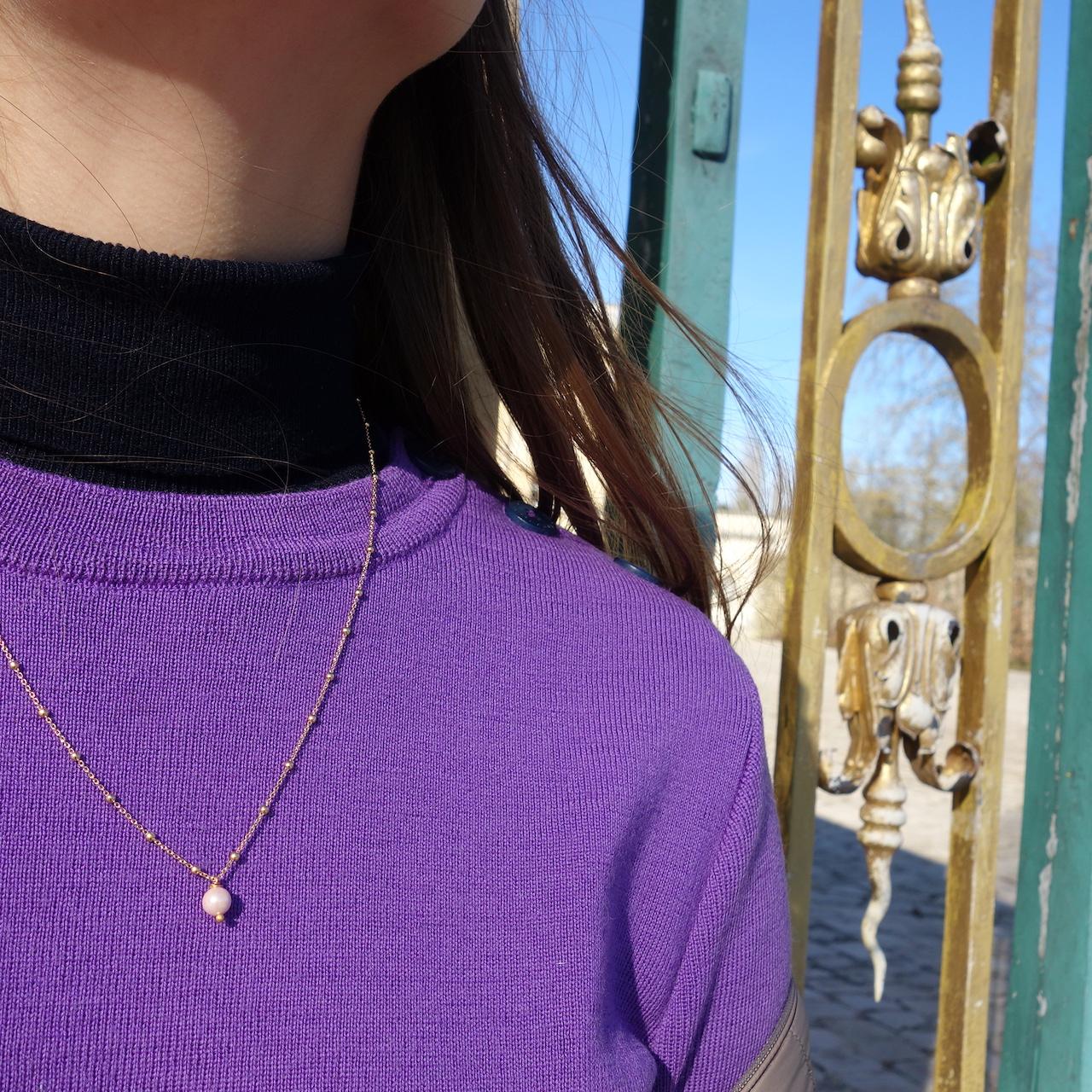 collier-esther-roulotte-plaque-or-chaine-rosaire-perle-eau-douce-rose-shooting