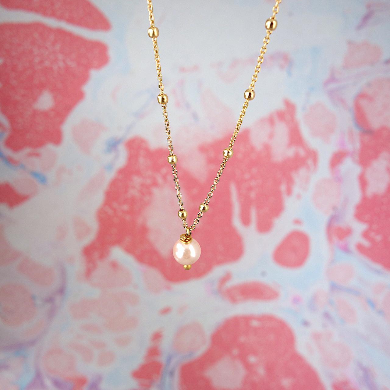 collier-esther-roulotte-plaque-or-chaine-rosaire-perle-eau-douce-rose-guimauve
