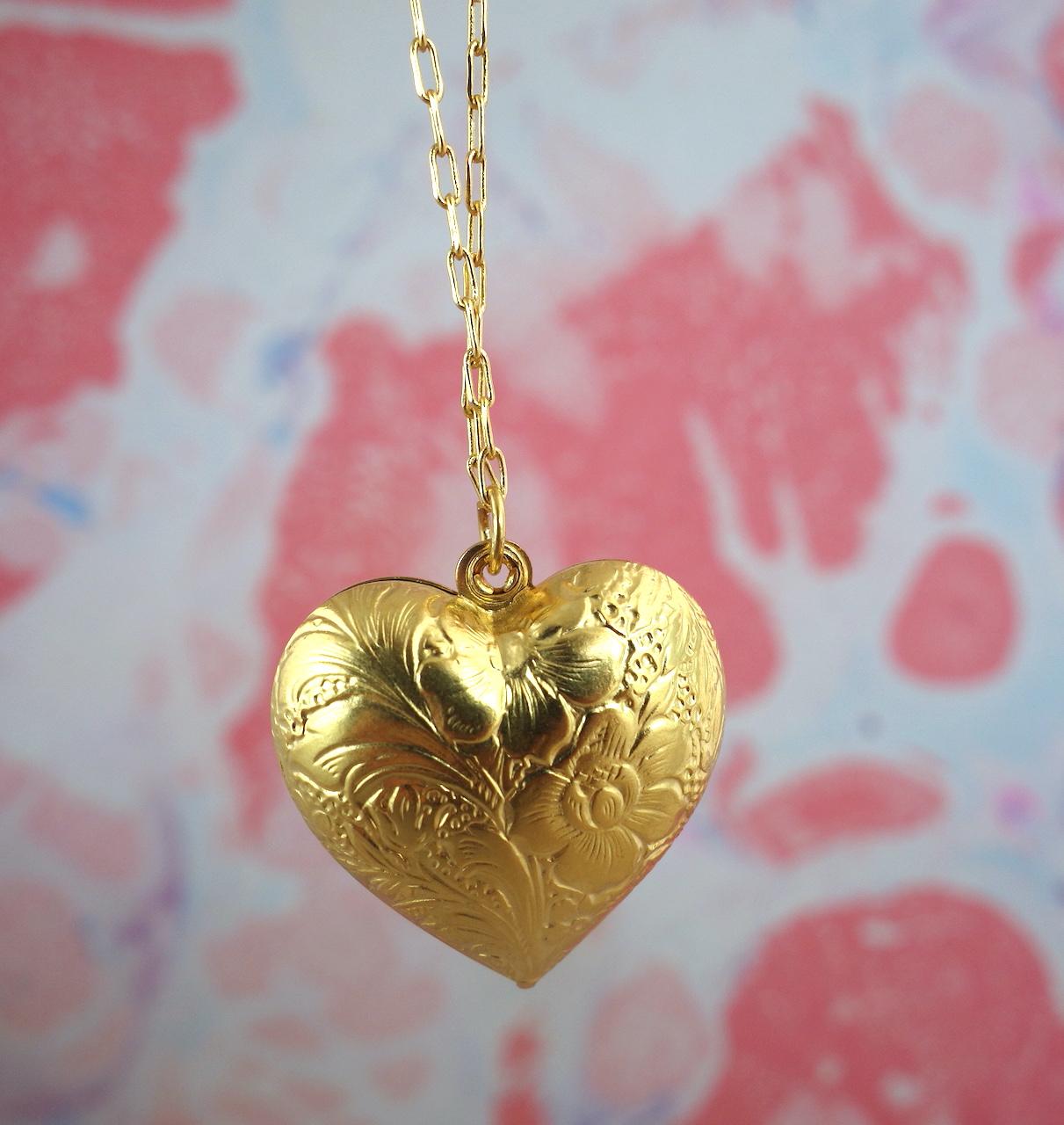 Collier-sautoir-saskia-roulotte-dore-or-fin-retro-vintage-ouvrage-amour-coeur-precieux-photo-macro.