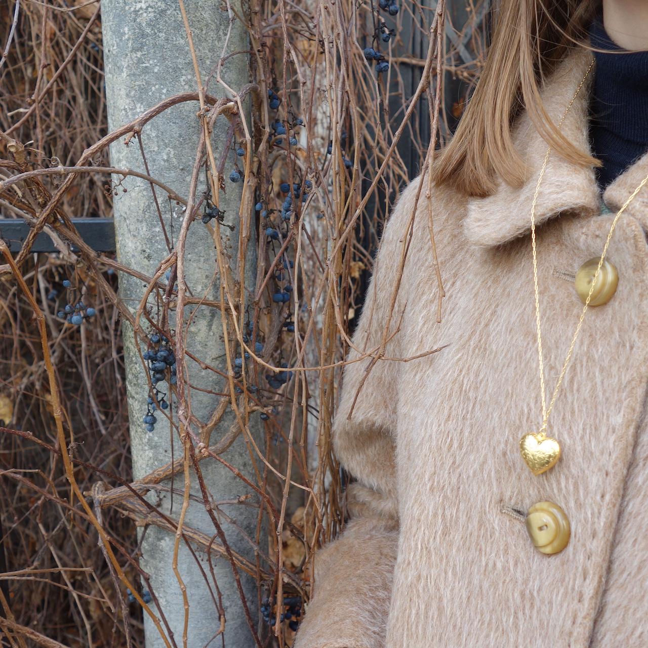 Collier-sautoir-saskia-roulotte-dore-or-fin-retro-vintage-ouvrage-amour-coeur-precieux-photo-mannequin