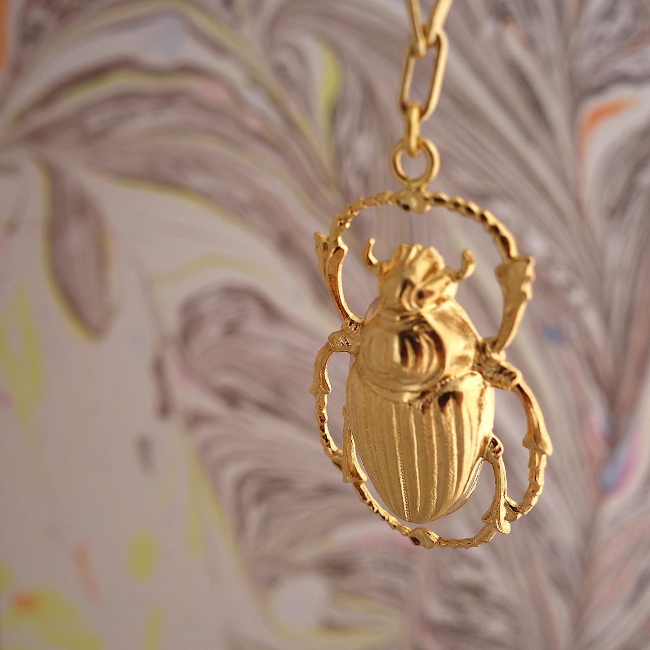 collier-scarabee-dore-roulotte-plaque-or-porte-bonheur-detail