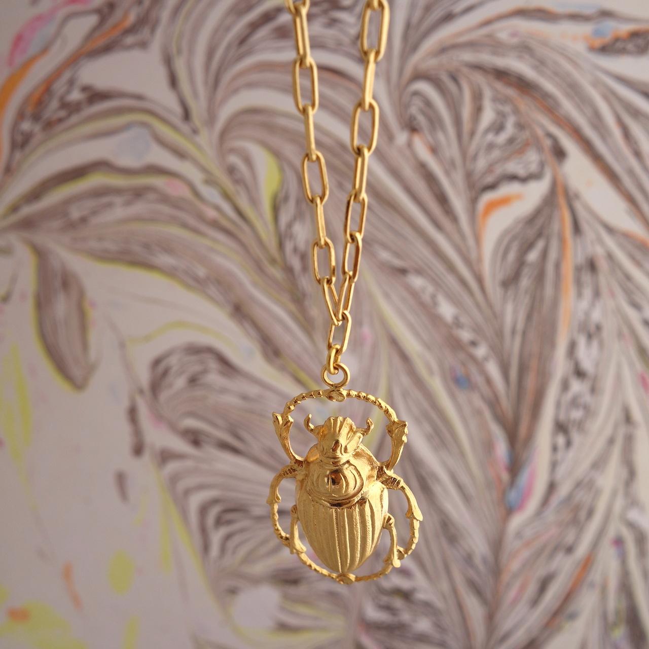 collier-scarabee-dore-roulotte-plaque-or-porte-bonheur