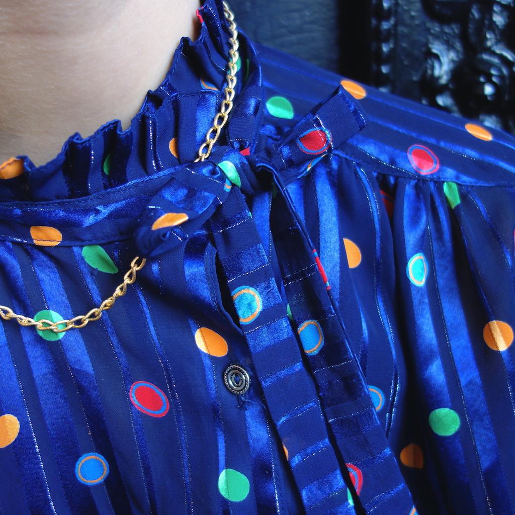 collier_antoinette_roulotte_esprit_vintage_retro_createur_precieux_laiton_dore_or_fin_fabrication_francaise_sur_mannequin