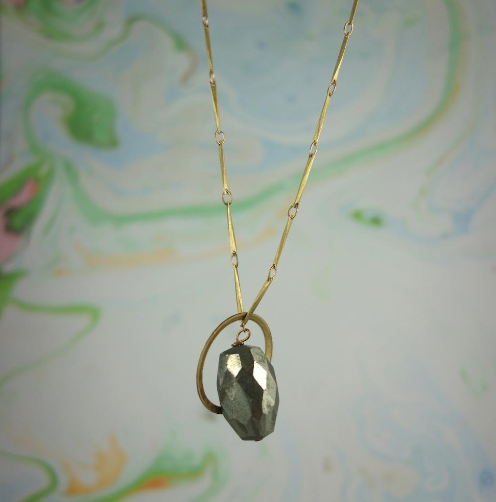 Collier Biarritz laiton vieil or pyrite cercle graphique vintage