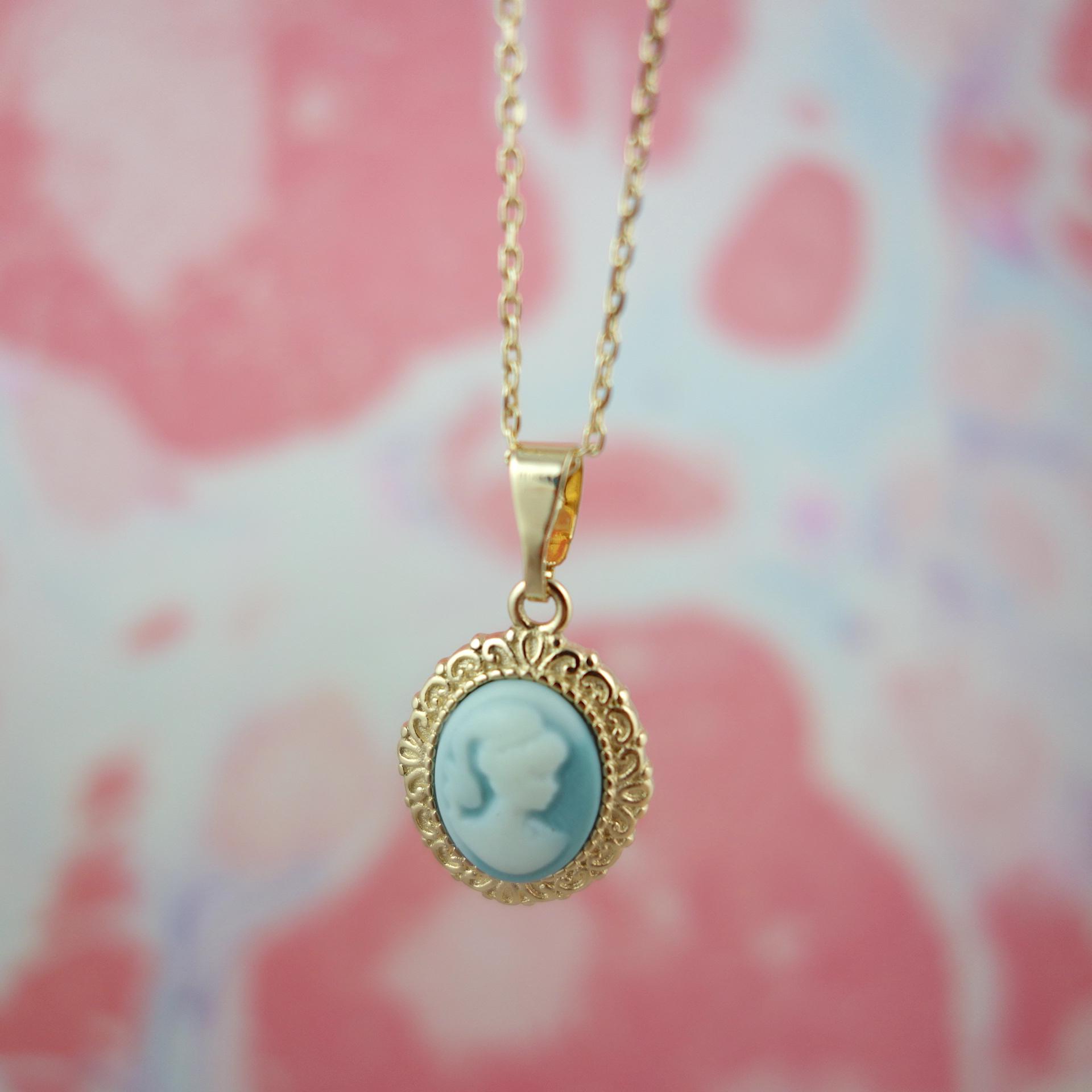 collier_blanche_roulotte_plaque_or_came_pastel_style_retro_vintage_photo_macro