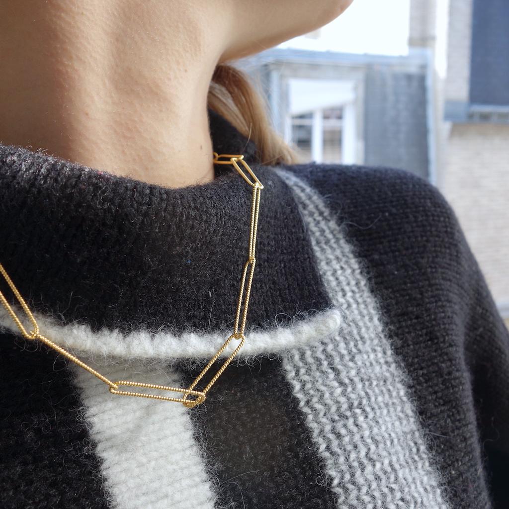 collier_emilia_roulotte_esprit_vintage_retro_laiton_dore_or_fin_fait_maison_en_france_photo_mannequin