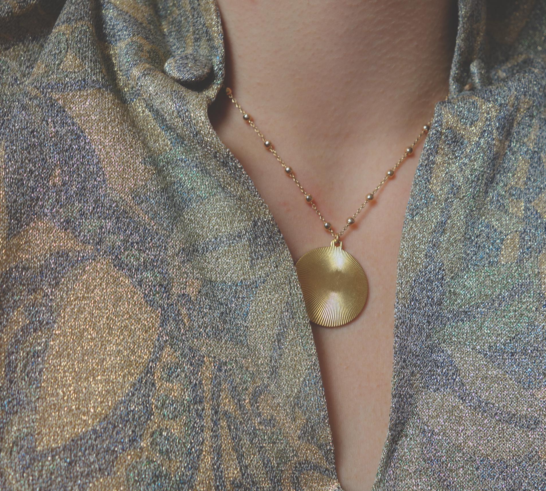 collier_josephine_roulotte_plaque-or-retro-esprit_vintage_medaille_photo_mannequin