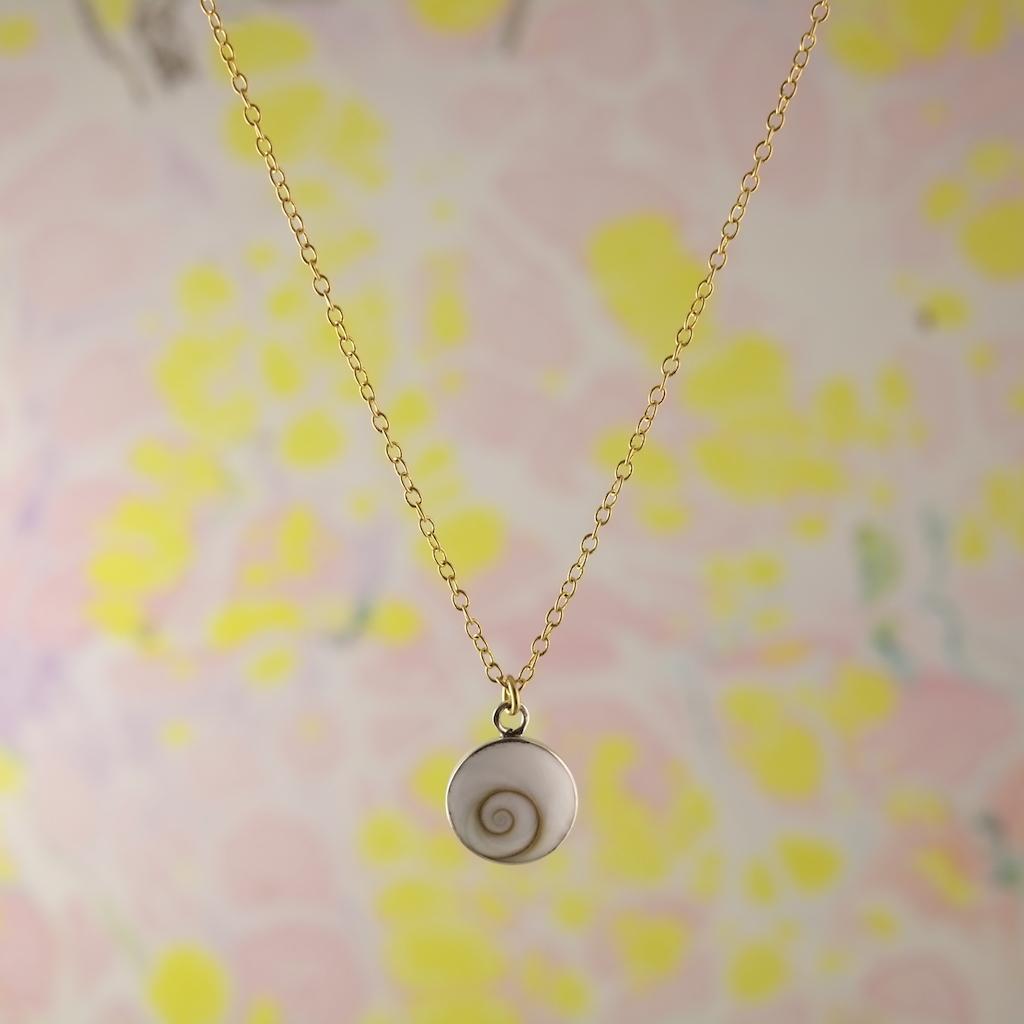 Collier laiton doré or fin coquillage oeil de sainte lucie corse