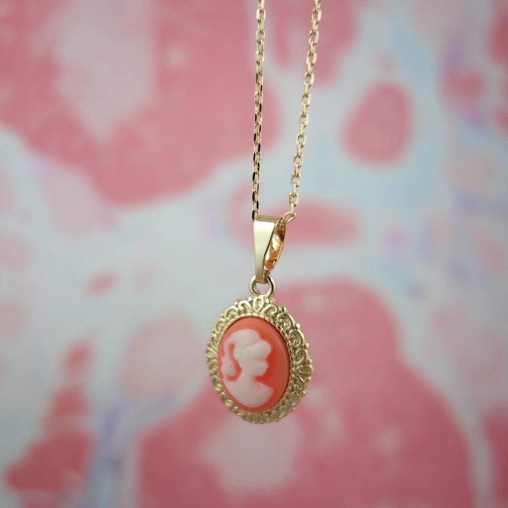 collier_louisette_roulotte_plaque_or_came_pastel_style_retro_vintage_photo_macro