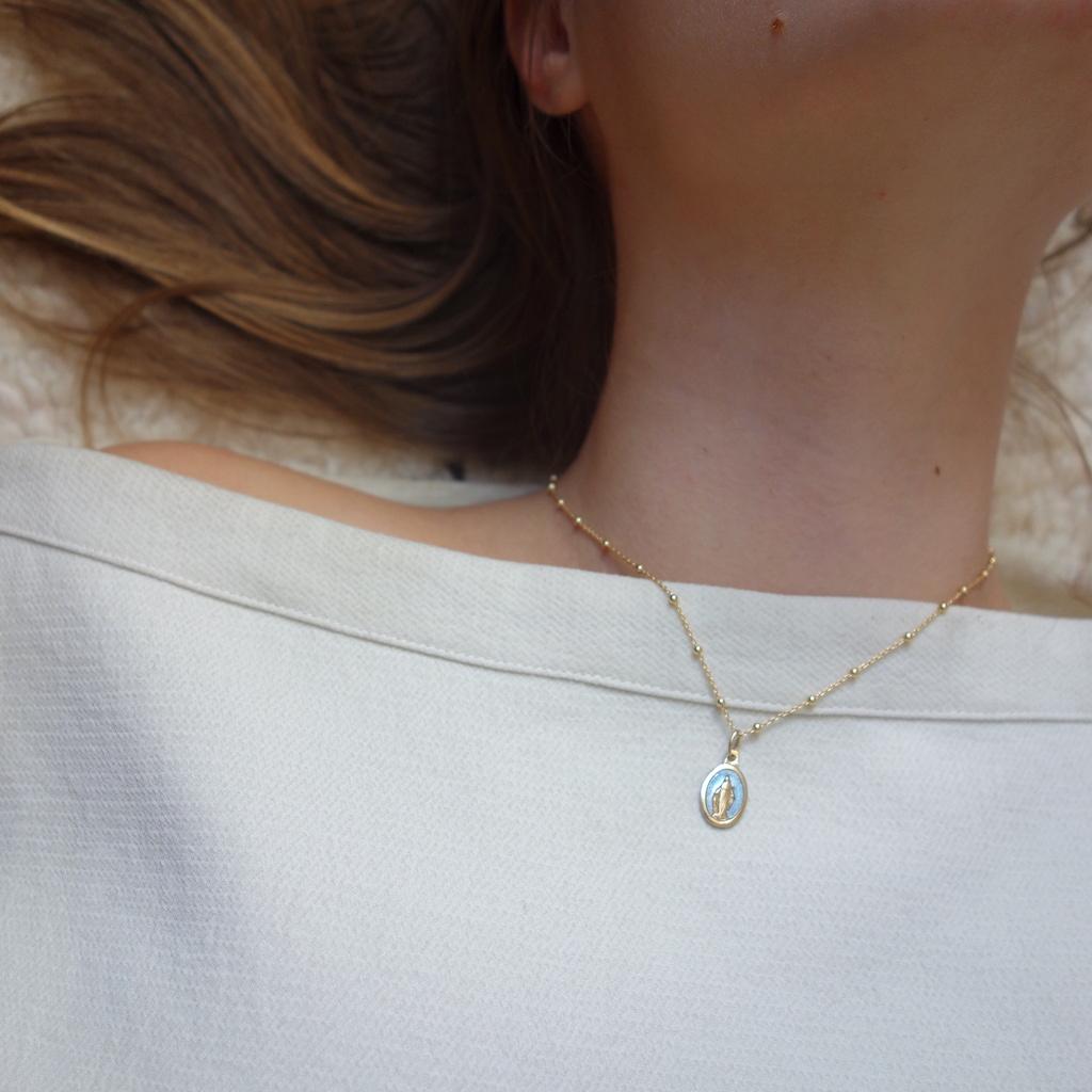 collier_miraculeux_roulotte_lourdes_vierge_fabrication_francaise_plaque_or_retro_vintage_emaille_bleu_mannequi_photomacro
