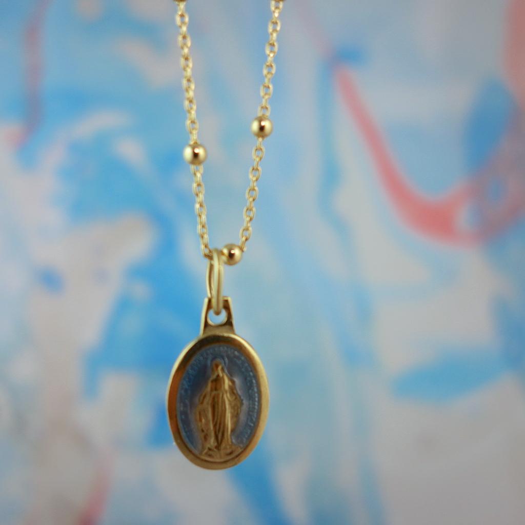collier_miraculeux_roulotte_lourdes_vierge_fabrication_francaise_plaque_or_retro_vintage_emaille_bleu_photo_macro