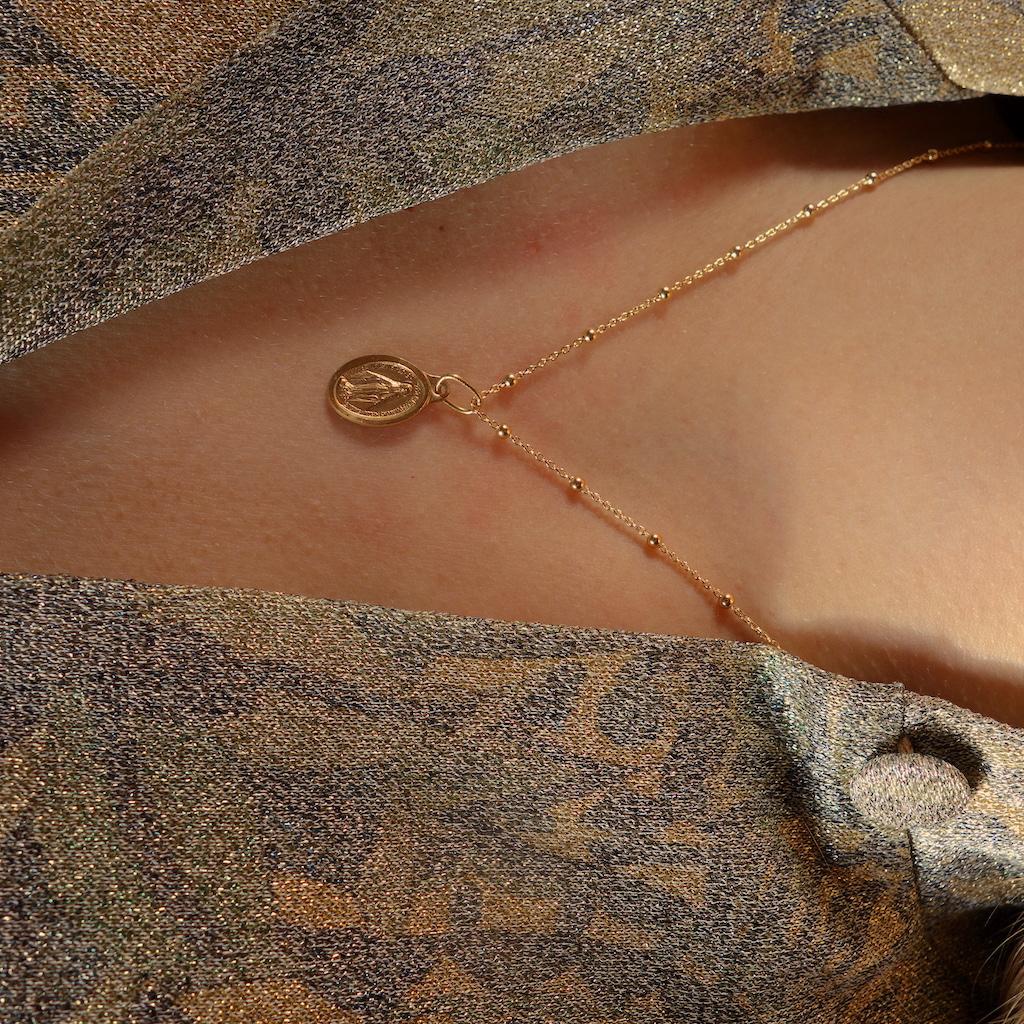 Collier_miraculeux_roulotte_lourdes_vierge_fabrication_francaise_plaque_or_retro_vintage_or_mannequin_photomacro