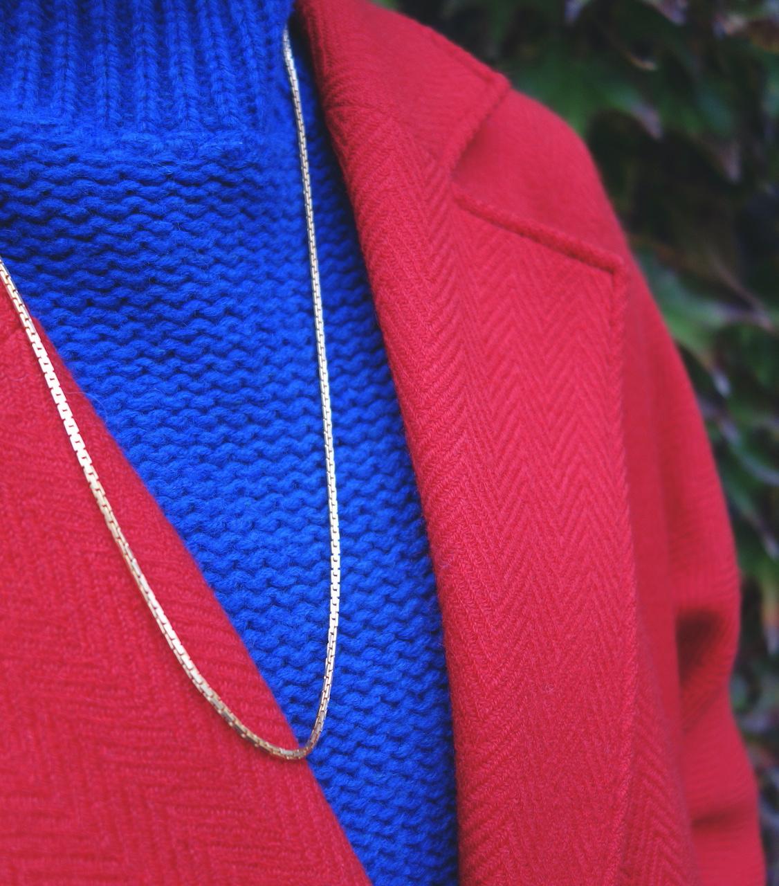 long_collier_sautoir_rebecca_roulotte_chaine_serpent_esprit_vintage_intemporel_laiton_dore_or_fin_photo_mannequin
