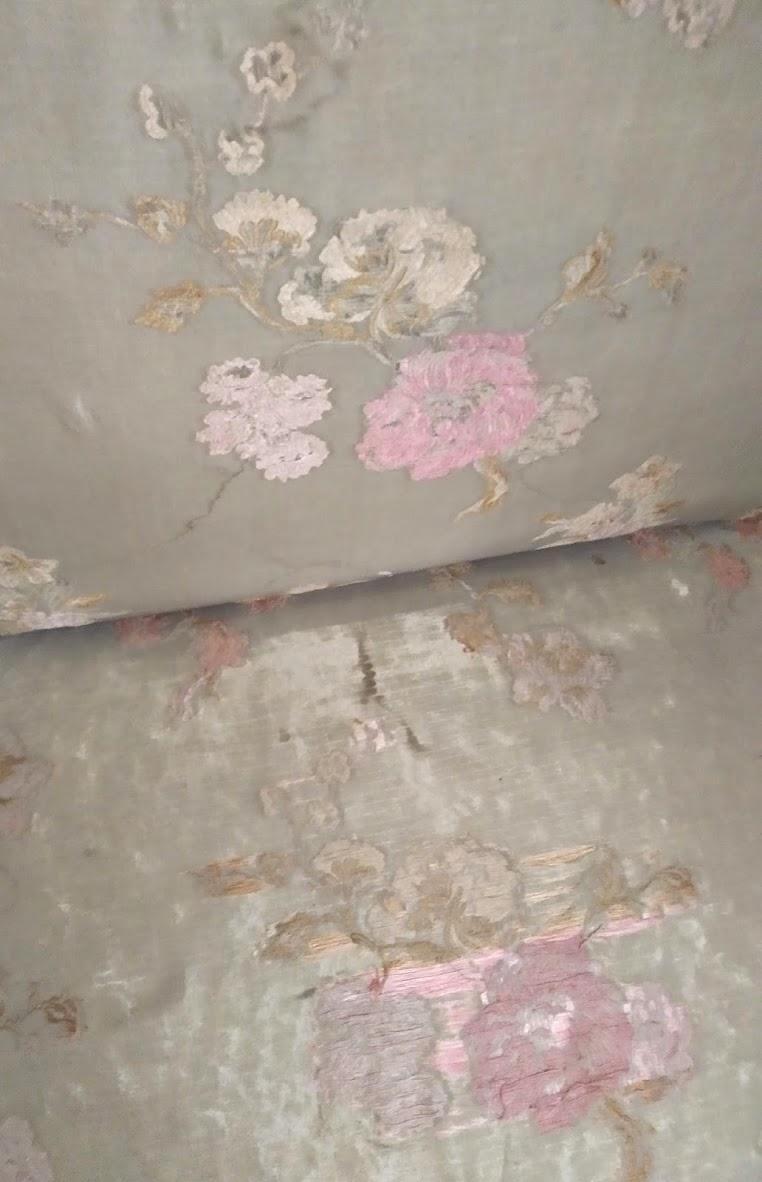 mobilier-textile-ancien-palais mobilier-textile-ancien-broderie-fleuri