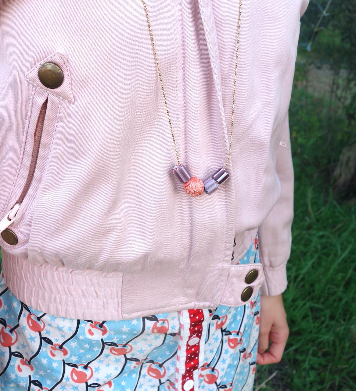 sautoir-rosalia-roulotte-perles-murano-vintage-mauve-corail-fleuri-fruit-laiton-mannequin-shooting-photo