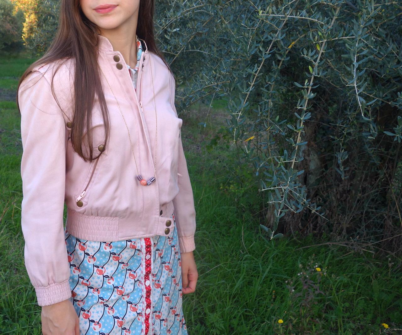 sautoir-rosalia-roulotte-perles-murano-vintage-mauve-corail-fleuri-fruit-laiton-mannequin