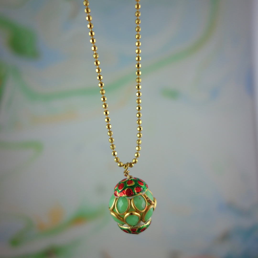 Collier plaqué or jaune, fait en France, perle vintage indienne au coloris vert pastel. Bohème chic, collier talisman lumineux.