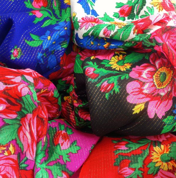 Foulards fleuris, très slaves, colorés, au charme bohème. Douillets, se portent en toute saison. Peps et bonne humeur garantis.