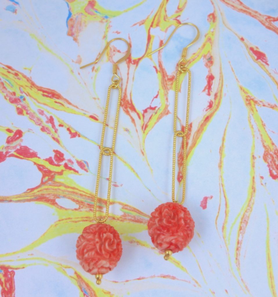 Boucles d'oreille longues, attaches dormeuses, graciles, gourmandes, perles fantaisies vitaminées couleur melon, comme des fruits exotiques. Chaîne au maillon graphique, esprit vintage.