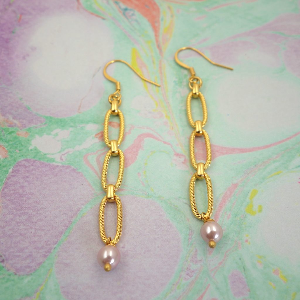 Boucles d'oreilles, longues, attaches dormeuse, inspirées de bijoux de haute joaillerie des années folles. Chaîne style Chanel, esprit vintage, laiton doré à l'or jaune, perles d'eau douce, rose pastel.
