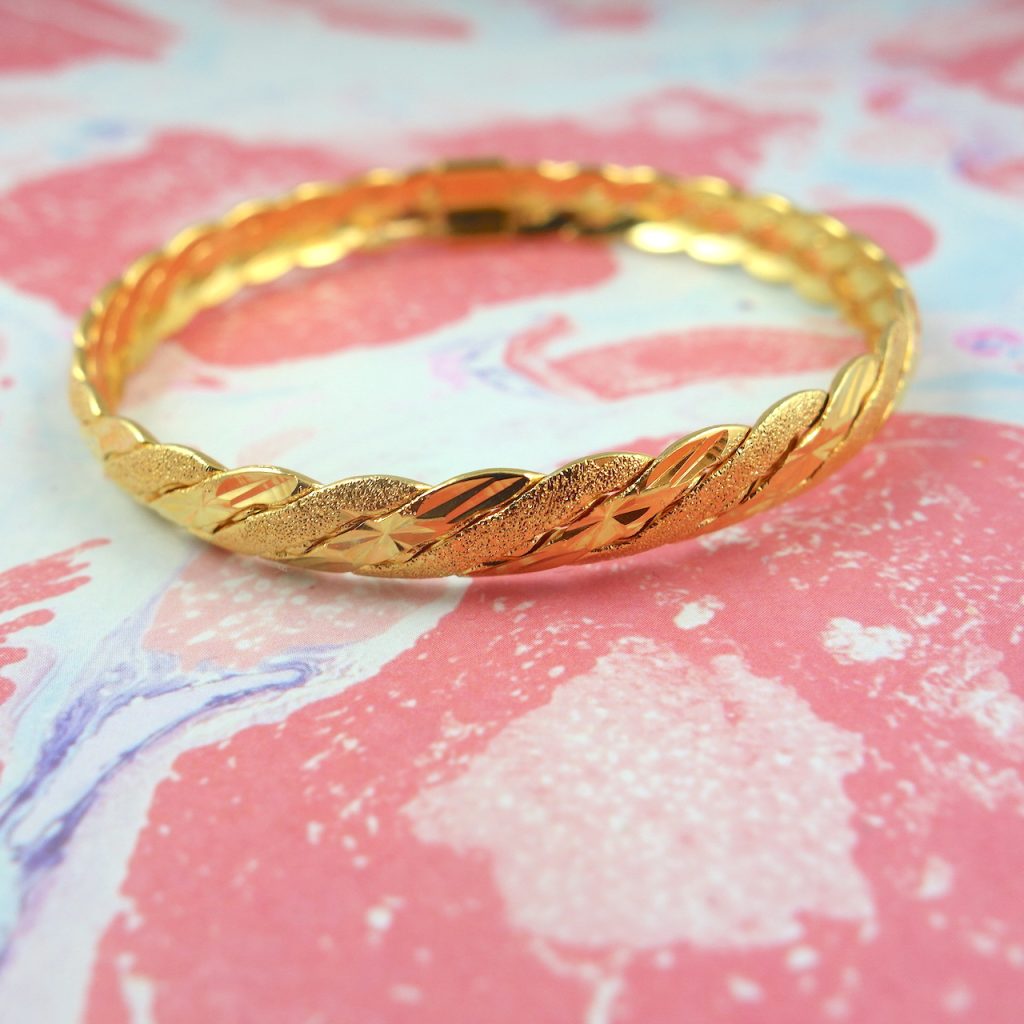 Bracelet Scarlett, tressé, doré, dentelle d'or, ouvragé, élégant, lumineux, créateur, pièce rare.