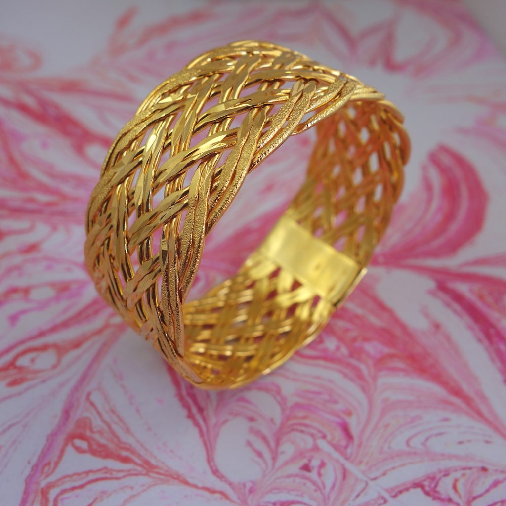 Bracelet manchette laiton doré à l'or jaune, ouvragé avec raffinement dans la pure tradition thaïlandaise.