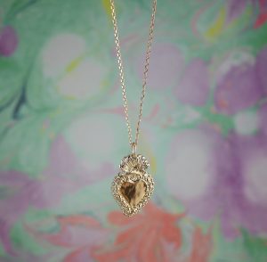 Collier pendentif coeur, ex-voto, plaqué or, passion, amour. Chaîne fine.