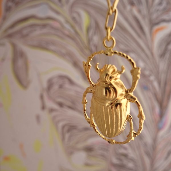 Collier scarabée doré – Image 2
