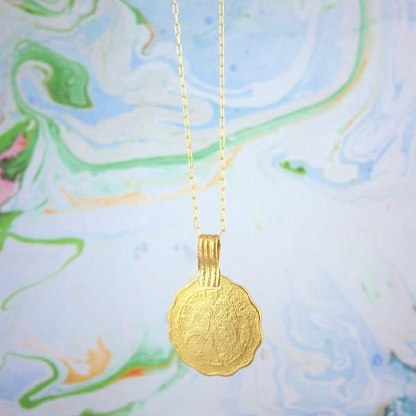 Collier avec une pièce de monnaie ancienne, orientale. Laiton doré à l'or jaune. Esprit bohème, ethnique.