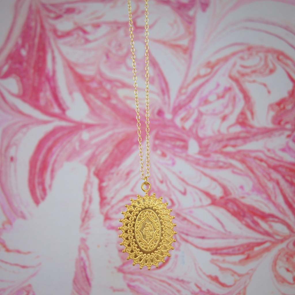 Collier en laiton doré à l'or jaune, fait en France, médaillon ouvragé style bijoux ancien vintage.