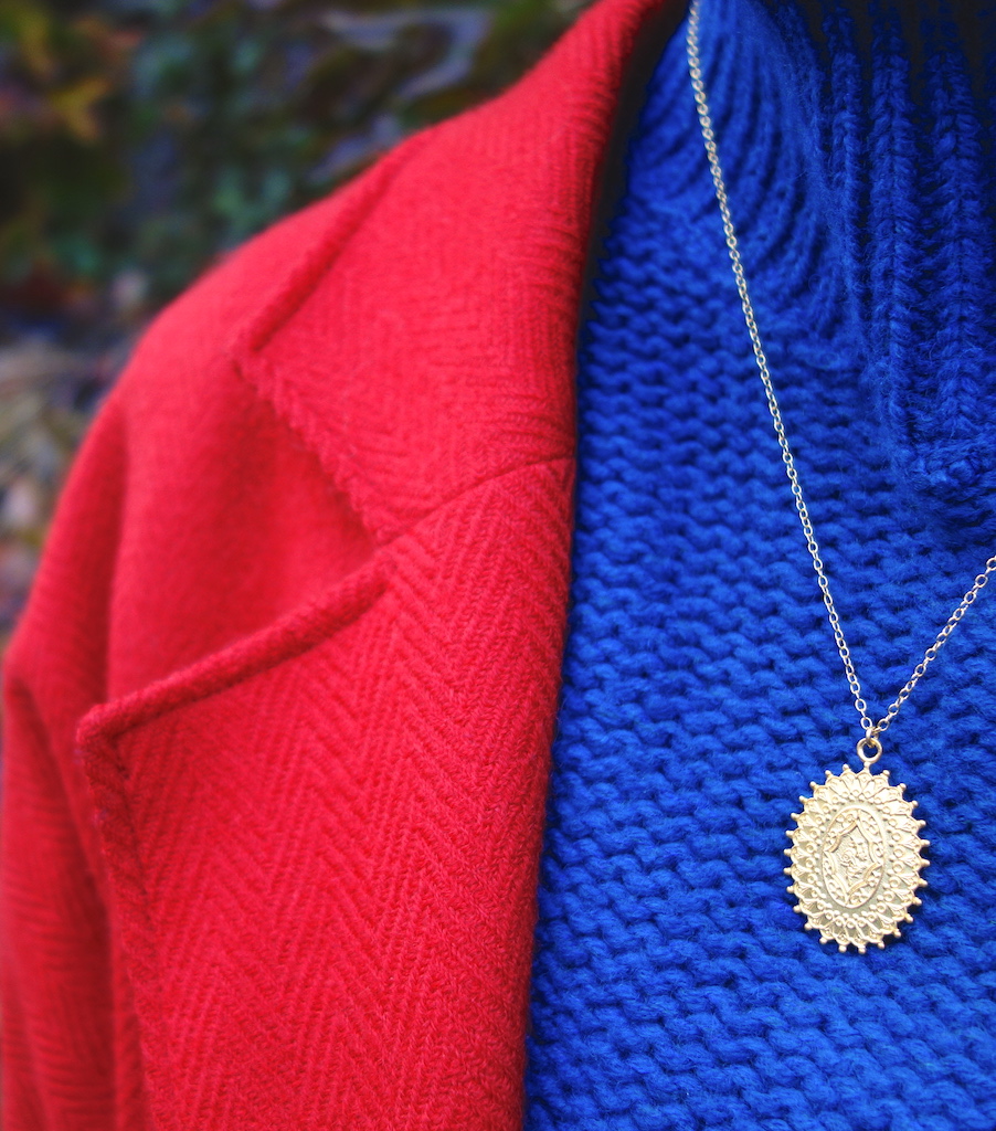 Collier en laiton doré à l'or jaune, fait en France, médaillon ouvragé style bijoux ancien vintage. Collier porté ici par une mannequin.