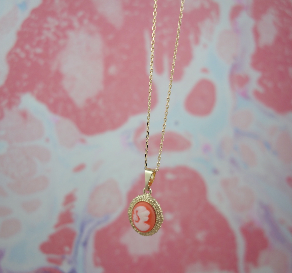 Collier camée plaqué or, rose melon pastel, style rétro vintage bijoux de grand mère, délicat et fin.