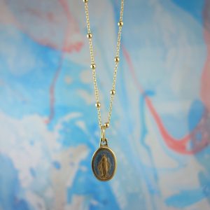 Collier au délicat médaillon vierge, plaqué or, fabriqué à Lourdes, France. Chaîne fine, style rétro, vintage. Grigri, talisman, protecteur. Bijoux précieux créateur, série limitée. Artisanat français.