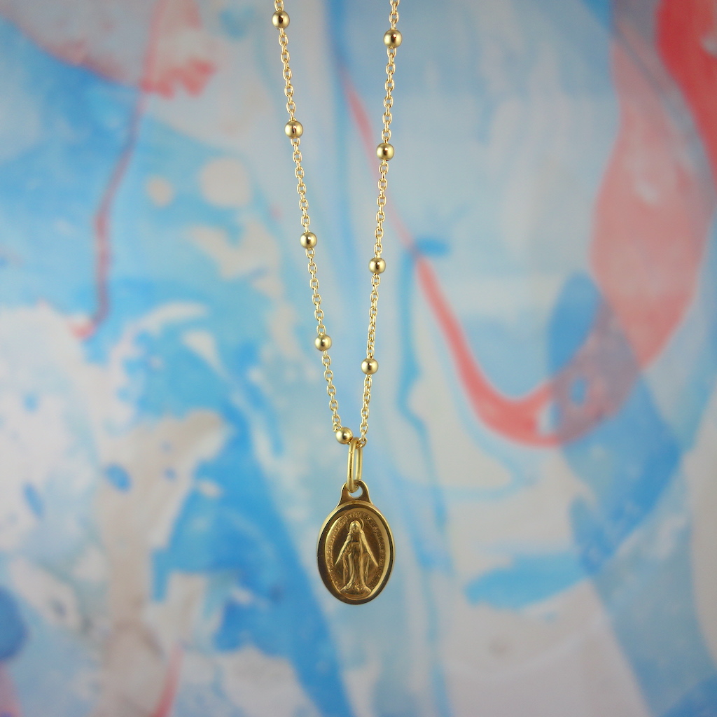 Collier au délicat médaillon vierge, plaqué or, fabriqué à Lourdes, France. Chaîne fine, style rétro, vintage. Grigri, talisman, protecteur. Bijoux précieux créateur, série limitée. Artisanat français.