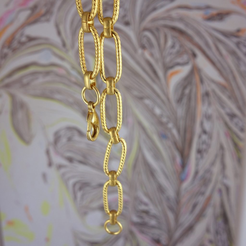 Gourmette au maillon sophistiqué très couture, laiton doré or fin, or jaune. Chic, intemporel, façon vintage bijoux de nos grands mères. Pièce de créateur, série limitée, fabriqué en France.