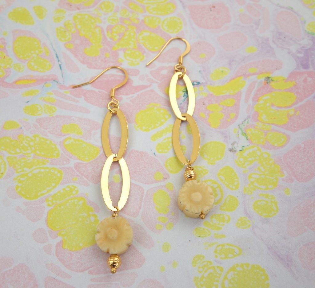 Boucles d'oreille dormeuses, laiton doré à l'or jaune, perles vintage taillées en forme de fleur, chaîne maillon élégant et graphique, style vintage.