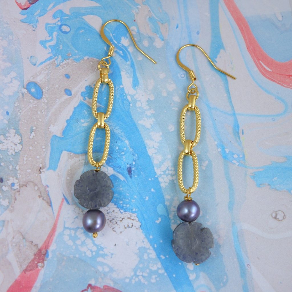 Boucles d'oreilles longues, laiton doré or fin, or jaune, pierres taillées en forme de fleur et perles d'eau douces bleues. Chaîne maillons sophistiqués couture. Ambiance arty et aquatique. Rétro, vintage, voyageuse. Série limitée, bijou créateur, fait en France.