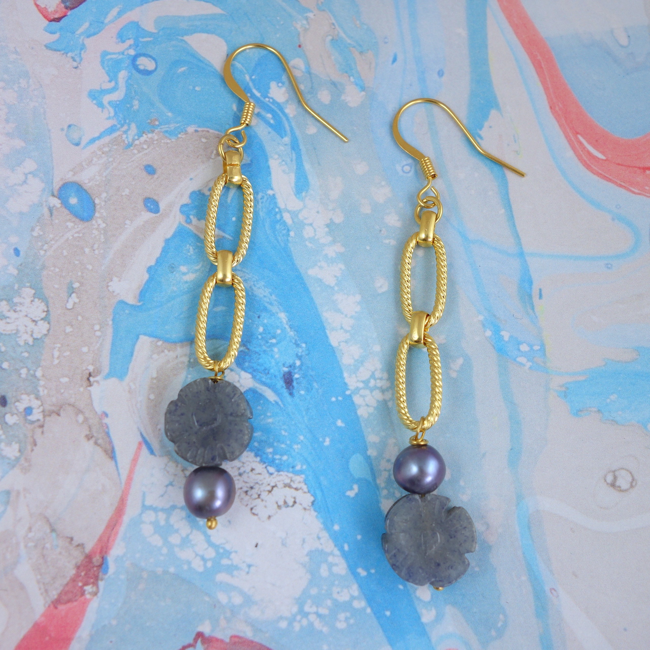 Boucles d'oreilles longues, laiton doré or fin, or jaune, pierres taillées en forme de fleur et perles d'eau douces bleues. Chaîne maillons sophistiqués couture. Ambiance arty et aquatique. Rétro, vintage, voyageuse. Série limitée, bijou créateur, fait en France.