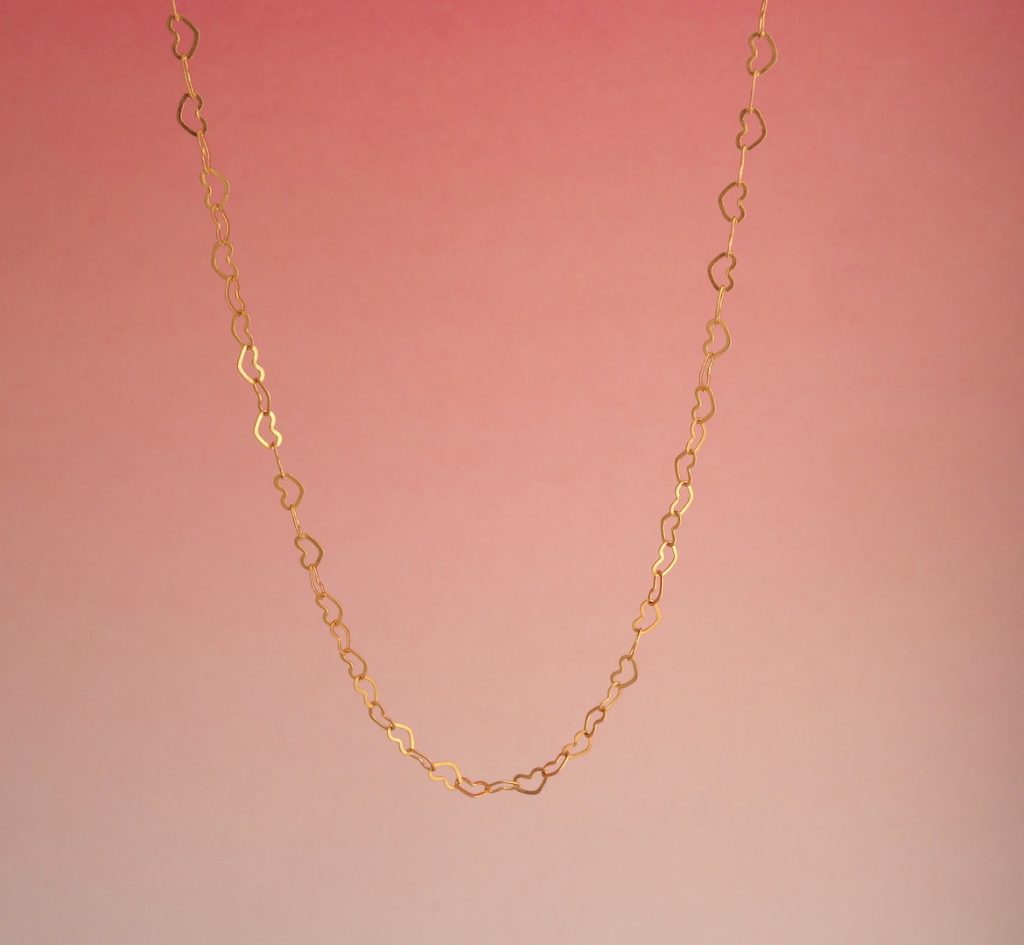 Délicat collier à la chaîne coeur, fine, précieuse. Intemporel, bijoux qui parle d'amour.