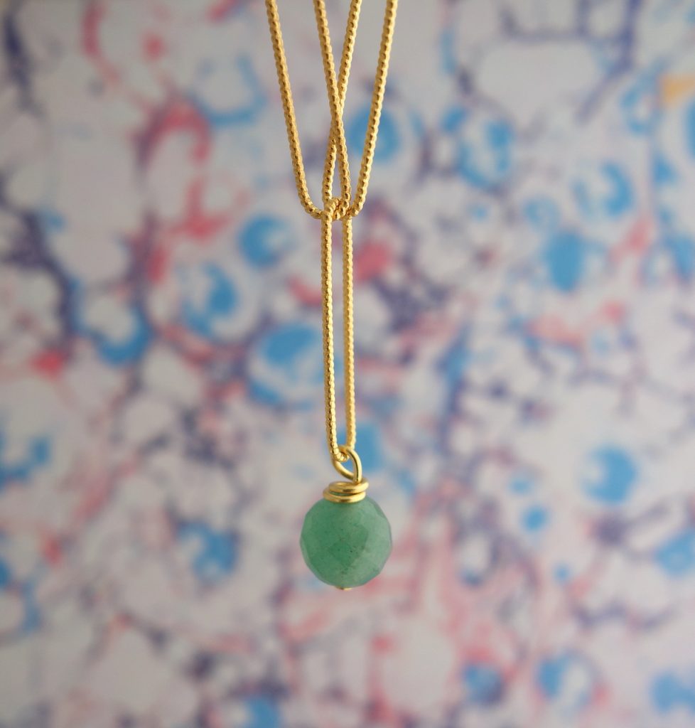 Bracelet gourmette, chaîne ouvragée graphique, laiton doré à l'or jaune. Esprit vintage. Pierre semi-précieuse aux reflets aquatiques, agate verte.